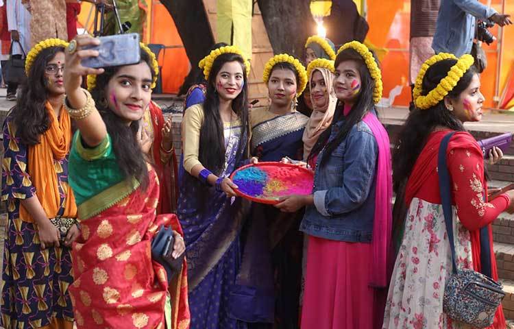 সেলফিতে বন্দি করে রাখছে বসন্ত উৎসব। ছবি: মাহবুব আলম