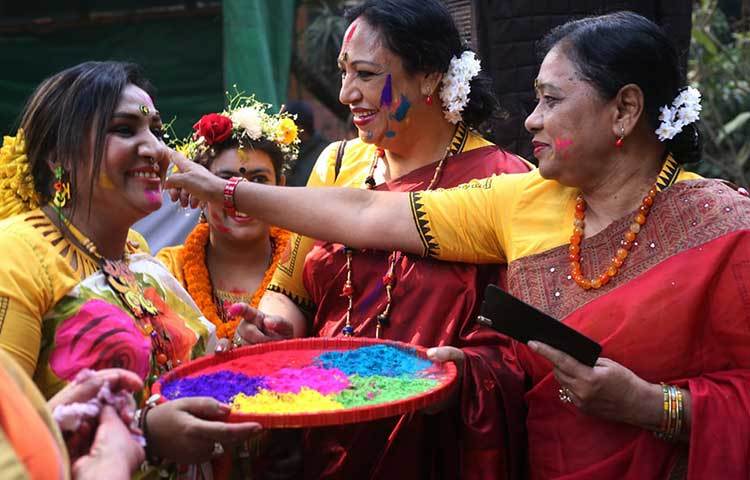 বসন্তের রঙে মেতেছে তারা। ছবি: মাহবুব আলম