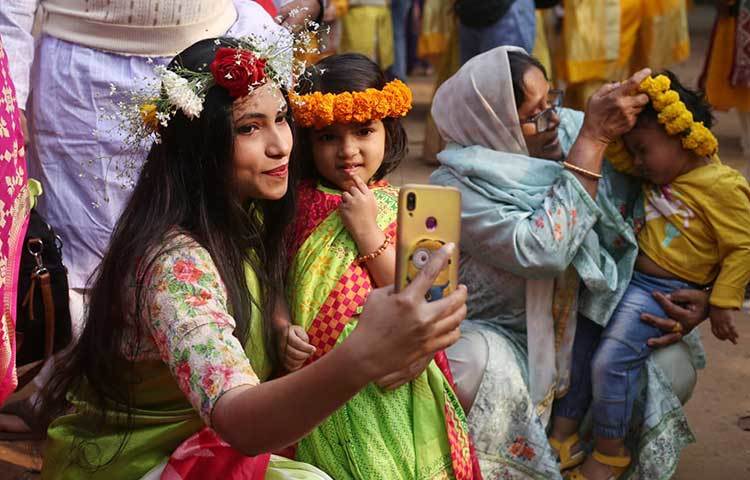 ছোটরাও সেজেছে বাসন্তী সাজে। ছবি: মাহবুব আলম