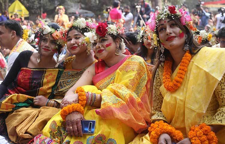 হলুদের সাজে সেজেছে নারীরা। ছবি: মাহবুব আলম