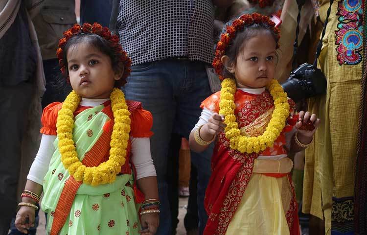 বসন্ত বরণ উৎসবে দুই শিশু। ছবি: মাহবুব আলম