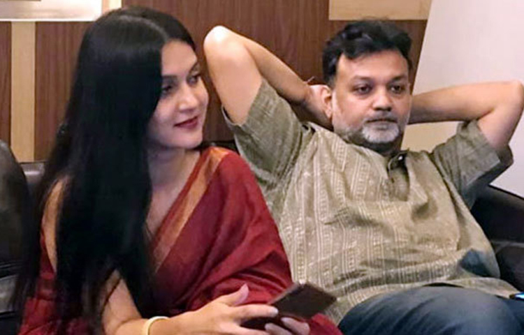 কিন্তু ফেব্রুয়ারি আসতে এখনো অনেক দিন বাকি। সৃজিত বলেছিলেন শীতের মধ্যে বিয়ে করতে চান তিনি।