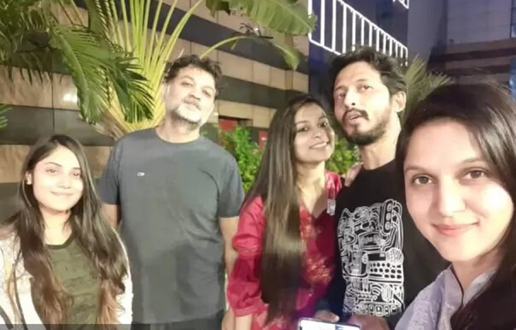 মিথিলা-সৃজিতের পরিচয় হয় অর্ণবের একটি মিউজিক ভিডিওতে কাজের মাধ্যমে। সেখানে থেকেই বন্ধুত্ব তারপর প্রেম। এবার তাদের সেই প্রেম বিয়েতে গড়াচ্ছে।