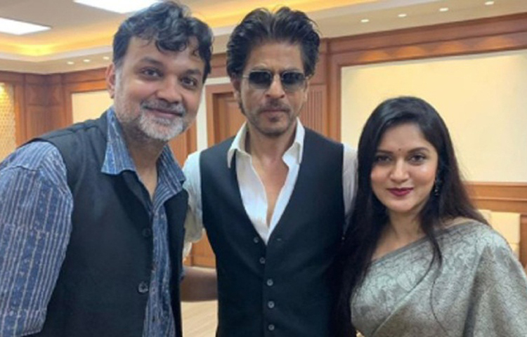 বলিউড তারকা শাহরুখ খানের সাথে মিথিলা-সৃজিত। জানা গেছে, এরই মধ্যে কলকাতায় অবস্থান করছেন মিথিলার পরিবারের সদস্যরা। ঢাকা থেকে নিয়ে যাওয়া হয়েছে ২ কেজি ওজনের ৪টি ইলিশ।