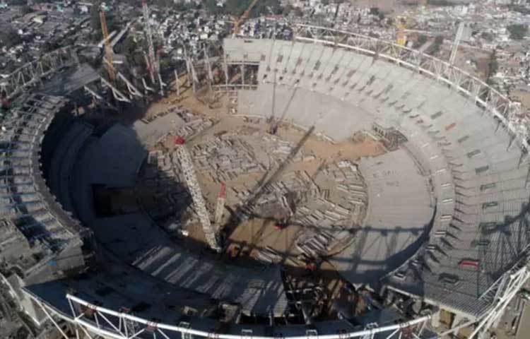 স্টেডিয়ামটির নাম ‘সর্দার প্যাটেল স্টেডিয়াম’। এটি তৈরির কাজ শেষ। বিশ্ব ক্রিকেটের নজর কাড়বে এবার ভারত। কয়েদিনের মধ্যেই আহমেদাবাদে উদ্বোধন হবে বিশ্বের সব থেকে এ বড় স্টেডিয়ামটি।