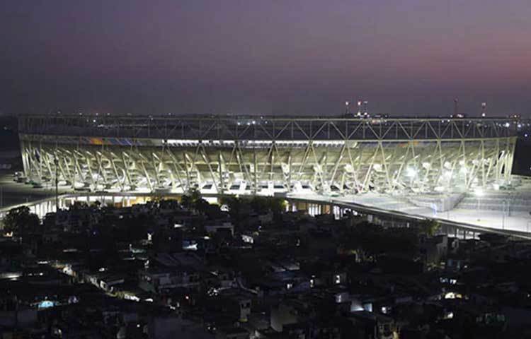 ভারতের আহমেদাবাদে বিশ্বের সব থেকে বড় স্টেডিয়াম তৈরির কাজ প্রায় শেষ। মোতেরা স্টেডিয়ামের নাম বদলে রাখা হয়েছে সর্দার বল্লভ ভাই স্টেডিয়াম।