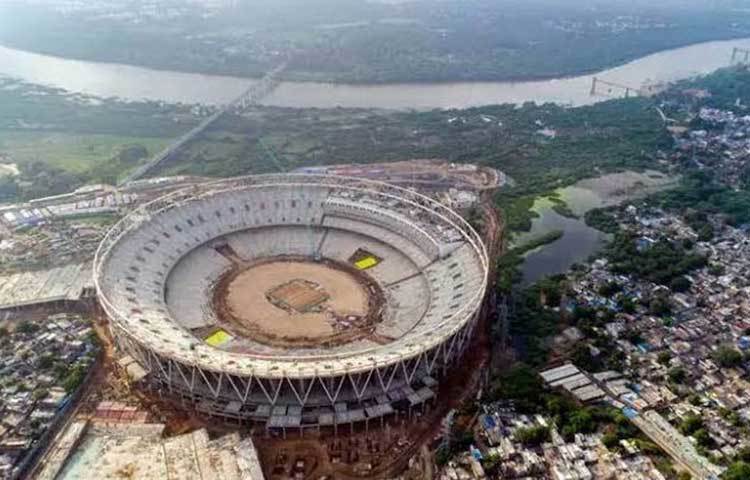 ভারতের গুজরাটের আহমেদাবাদে এই স্টেডিয়াম নির্মাণ করতে খরচ হয়েছে ৭০০ কোটি টাকা।