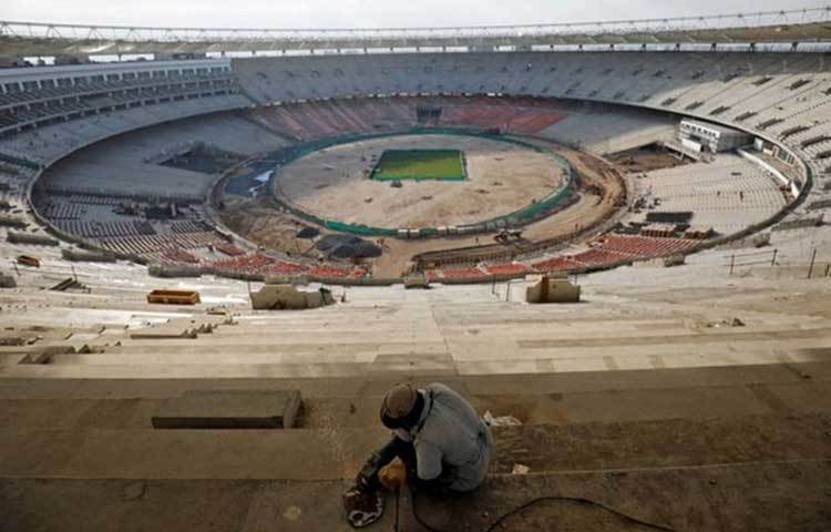 সর্দার প্যাটেল স্টেডিয়ামে দর্শক আসন সংখ্যা ১ লাখ ১০ হাজার। মেলবোর্ন ক্রিকেট স্টেডিয়ামে একসঙ্গে এক লাখ দর্শক বসে খেলা দেখতে পারতেন। এর আগে মেলবোর্ন ছিল বিশ্বের সব থেকে বড় স্টেডিয়াম।