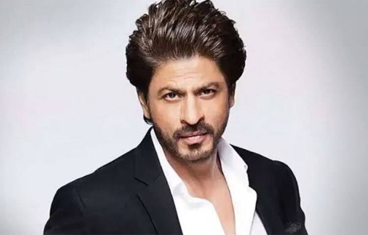 এছাড়া শাহরুখের ঘুমের ব্যাপারটি বেশ চমকে দেওয়া মতো। যেখানে মানুষের সুস্থ থাকার জন্য ৬ থেকে ৮ ঘণ্টা ঘুমানো দরকার যেখানে তিনি মাত্র ৪ ঘণ্টা ঘুমান। জানা গেছে শাহরুখ খান দিনে মোট ৪ ঘণ্টা ঘুমান। অন্যদিকে শাহরুখ এক সাক্ষাৎকারে জানিয়েছেন সারাদিনে তিনি একবার জুতা খোলেন। ছবি: সংগৃহীত