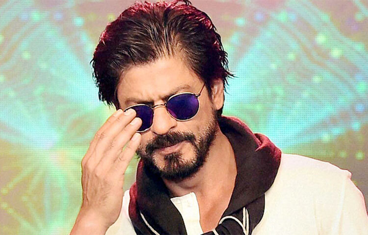 এই বয়সেও বলিউড বাদশা শাহরুখের রোমান্টিসিজম ক্রমে বেড়েই চলেছে। তার চলাফেরা, আচার-আচরণে এটাই প্রকাশ পাচ্ছে। ছবি: সংগৃহীত