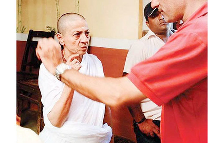 মারাঠি ছবি পিতরুরুন-এর জন্য ন্যাড়া হন বর্ষীয়ান অভিনেত্রী তনুজা।