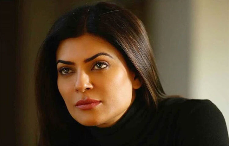 অবশ্য অনেকেই বলেন সুস্মিতা আসলে ক্লান্তি কমানোর জন্যই ছাদে স্নান করেন। ছবি: সংগৃহীত