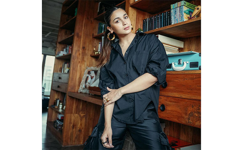 ইনস্টাগ্রাম পোস্ট পিছু আয়ের নিরিখে ভারতীয়দের মধ্যে চতুর্থ স্থানে রয়েছেন আলিয়া ভাট। প্রতি পোস্টে আলিয়ার আয় ১,২২,৬৮,৮৮৬ রুপি। ছবি: সংগৃহীত