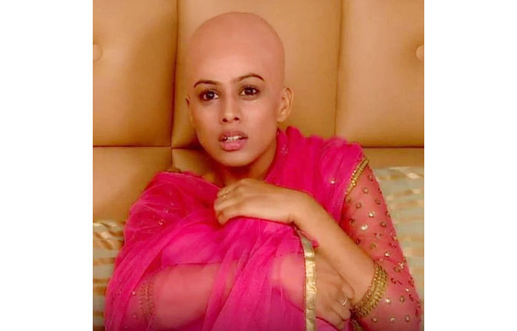 এক হাজারো মে মেরি বহেনা হ্যায় নামে একটি ধারাবাহিকে ক্যানসার আক্রান্তের ভূমিকায় অভিনয়ের জন্য ন্যাড়া হয়ে যান অভিনেত্রী নিয়া শর্মা।