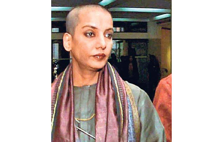 ওয়েটার-এর জন্য মাথা মুড়িয়ে ফেলেন শাবানা আজমি।