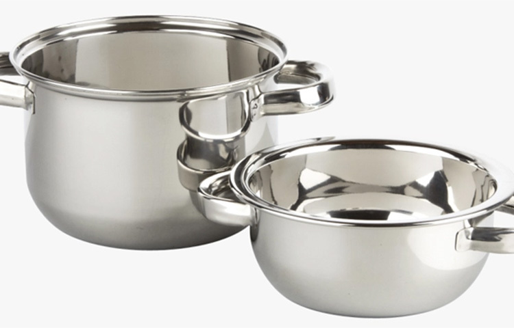 গ্লাস বা স্টিলের অন্য বাসন থেকে কটু গন্ধ দূর করতে বেসন বেশ কার্যকর। গন্ধযুক্ত বাসন কিছুটা পানিতে ভিজিয়ে বেশ কিছুটা বেসন মাখিয়ে রাখুন। মিনিট পাঁচেক সেভাবেই রাখুন বাসন। এবার ভালো করে ধুয়ে নিন। রান্নার সব গন্ধ টেনে নিয়ে বাসনে রয়ে যাবে বেসনের মেটে গন্ধ। ছবি: সংগৃহীত