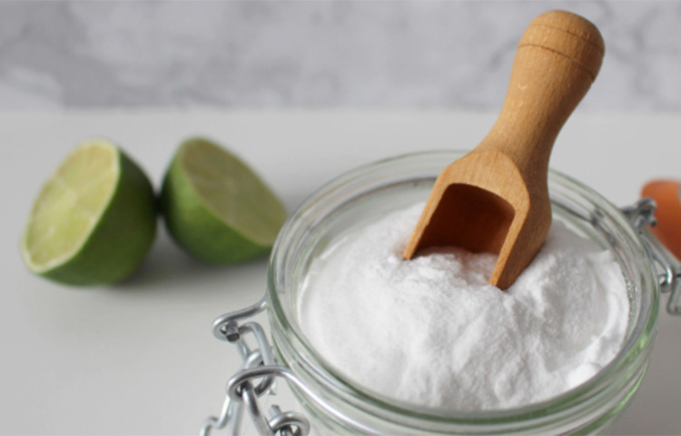 সব রান্নাঘরেই থাকে বেকিং সোডা। একটা বড় পাত্রে কিছুটা বেকিং সোডা পানি মিশিয়ে নিন। তারপর সেই পানিতে চুবিয়ে রাখুন এঁটো বাসনপত্র। এরপর বাসন মাজার সাবান দিয়ে যেমন মাজেন, সেরকম মেজে নিন। ছবি: সংগৃহীত