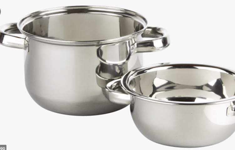 ভিনিগারে লেবু মিশিয়ে তৈরি করুন মিশ্রণ। তারপর তাতে বাসন মিশিয়ে রাখুন কিছুক্ষণের জন্য। তারপর সাবান দিয়ে বাসন ধুয়ে নিন। কটু গন্ধের বদলে বাসনে পাবেন মিষ্টি সুবাস। ছবি: সংগৃহীত