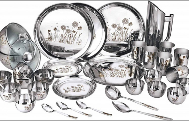 সমস্যামুক্তির বিভিন্ন উপায় রান্নাঘরেই থাকে। কিন্তু এসব টোটকা অনুসরণ করতে গিয়ে দেখবেন যেন অ্যাসিডজাতীয় জিনিস বেশি বাসনে দেওয়া না হয়ে যায়। তা হলে কিন্তু বাসনের স্বাভাবিক পালিশ নষ্ট হয়ে যাবে। ছবি: সংগৃহীত