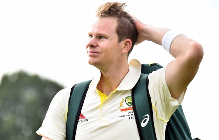 বল বিকৃতি কাণ্ডে নাম জড়ানোর পর এক বছর নির্বাসনের শাস্তি ভোগ করেছিলেন স্মিথ। তারপর ফিরে এসে অবশ্য স্বপ্নের ফর্মে রয়েছেন। কিন্তু পাকিস্তানের বিরুদ্ধে রান পাননি। মাত্র চার রান করেছিলেন। প্রথম টেস্ট অবশ্য অস্ট্রেলিয়া জিতেছে।