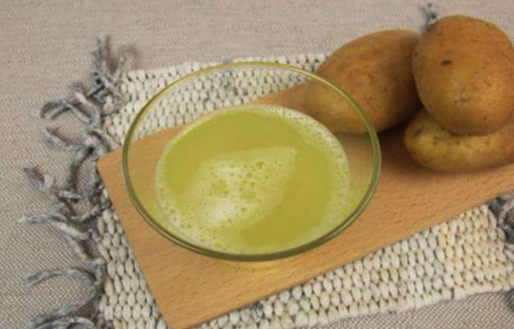 আলুর রস: পাতলা করে আলু কেটে আলুর রস স্ট্রেচ মার্কের ওপর আলতো করে মালিশ করুন। ৫-১০ মিনিট রেখে গরম পানি দিয়ে ধুয়ে ফেলুন। এভাবে সপ্তাহ খানেক স্ট্রেচ মার্কের ওপর আলুর রস মাখতে পারলে ফল পাবেন হাতে নাতে।