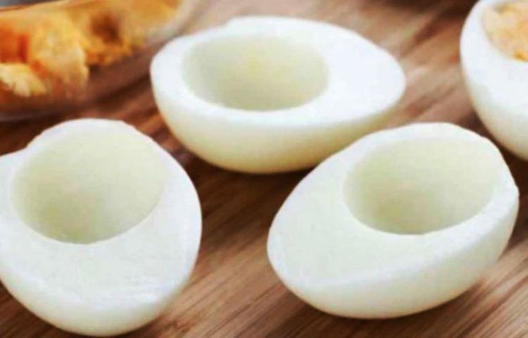 ডিমের সাদা অংশ: ডিমের সাদা অংশ ভাল করে ফেটিয়ে স্ট্রেচ মার্কের ওপর আলতো করে মাখিয়ে রাখুন। মিনিট পনেরো এভাবেই রেখে দিন। শুকিয়ে গেলে পানি দিয়ে ভালো করে ধুয়ে ফেলুন। তারপর কোনো ময়েশ্চারাইজার মেখে নিন। যত দিন না দাগ হালকা হচ্ছে, এই পদ্ধতি কাজে লাগান।