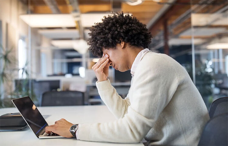 বড় হওয়ার সঙ্গে সঙ্গে আমাদের দায়িত্ব দ্বিগুণ হতে থাকে। নিজেদের জন্য কোনো সময় খুঁজে পাই না। আর্থিকভাবে ভালো থাকার জন্য কাজের জগতে ডুবে থাকার চেষ্টা করি। কিন্তু এমনটা ক্রমাগত চলতে থাকলে শারীরিক ও মানসিক অনেক সমস্যা দেখা দেয়। ছবি: সংগৃহীত