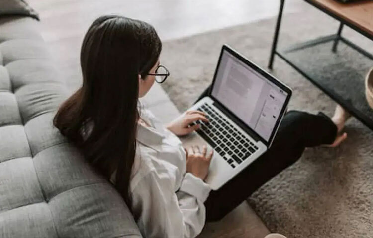 কাজের চাপের সময় আপনার সমস্যাগুলো নিকটজনের সঙ্গে শেয়ার করুন। শেয়ার করেও কিন্তু অনেকটা হালকা হওয়া যায়। ছবি: সংগৃহীত