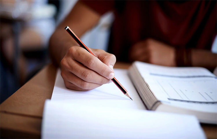 শরীরের প্রতি খেয়াল রাখুন। কম চিনি এবং উচ্চ প্রোটিনযুক্ত খাবার খাওয়ার চেষ্টা করুন কারণ খারাপ খাওয়া আপনার শরীরের ক্ষতি করবে। অপর্যাপ্ত ঘুমের ফলে আপনি সর্বদা কর্মক্ষেত্রে ক্লান্ত বোধ করবেন, তাই পর্যাপ্ত ঘুম অত্যন্ত গুরুত্বপূর্ণ। মনে রাখবেন আপনি যখন ঘুমাচ্ছেন তখনই আপনার শরীর সারাদিনের চাপ থেকে মুক্তি পাচ্ছে। ছবি: সংগৃহীত