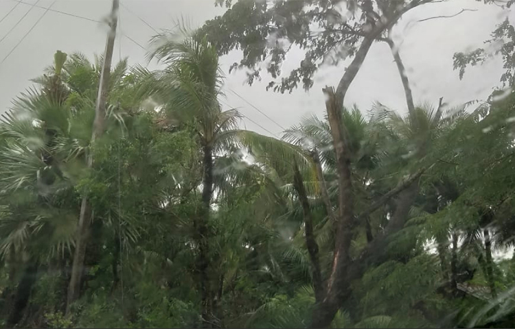 ভারতের বকখালি, নামখানা, ঘোরামারা দ্বীপ অঞ্চলের মানুষদের গতকাল রাতের মধ্যেই নিরাপদ স্থানে সরিয়ে নিয়ে যাওয়া হয়েছে।