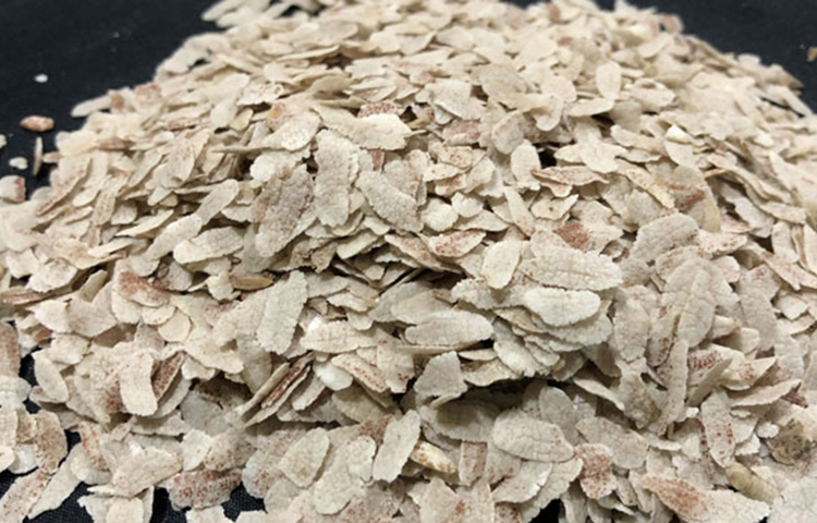 মুড়ি: শুকনো খাবারের মধ্যে মুড়ি সহজলভ্য তাই এটি সহজেই সংগ্রহ ও সংরক্ষণ করতে পারবেন। তাই ঘূর্ণিঝড়ের পূর্বাভাস পেলে পর্যাপ্ত পরিমাণ মুড়ি সংরক্ষণ করুন।