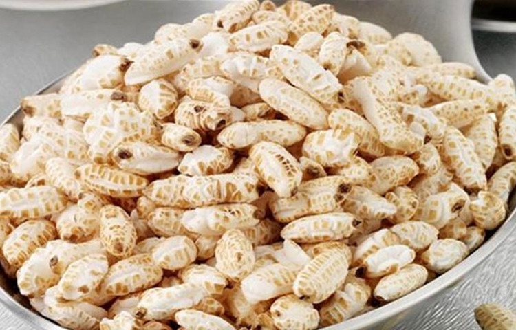 খই: মুড়ি-চিড়ার পাশাপাশি সংরক্ষণ করতে পারেন খই। একটি বাষ্পরুদ্ধ জারে বা মুখ আটকানো পলিথিনে খই সংরক্ষণ করুন। এটি দীর্ঘ সময় রেখে খাওয়া যায়।