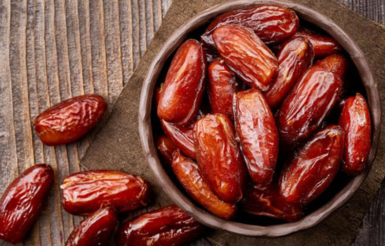 খেজুর: শুকনো ফলের মধ্যে খেজুর সংরক্ষণ করতে পারেন। এটি সহজে নষ্ট হবে না এবং আপনাকে দ্রæত শক্তি দেবে।