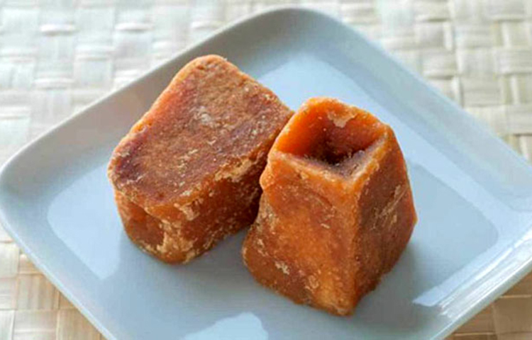 গুড়: শুধু মুড়ি বা চিড়া খেতে ভালো নাও লাগতে পারে। তাই সংরক্ষণ করতে পারেন গুড়। গুড়ের শরবত খেলেও তৃষ্ণা মেটানোর পাশাপাশি সতেজ থাকা যাবে। গুড়ের পাশাপাশি চিনিও রাখতে পারেন।