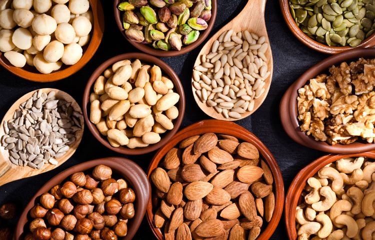 বাদাম: আরেকটি শুকনো ফল বাদাম রাখতে পারেন। যেসব বাদাম সহজলভ্য সেগুলোই সংরক্ষণ করুন। বিপদে কাজে লাগবে।