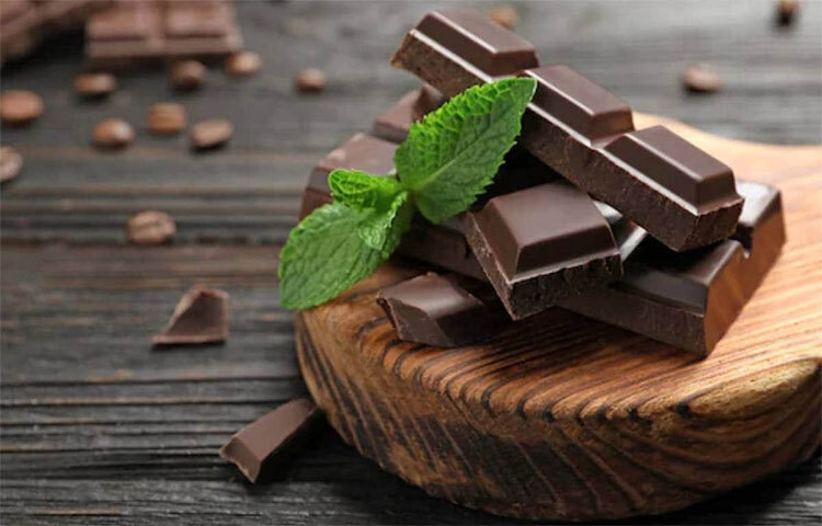ডার্ক চকোলেট আয়রনের আধার। ৩ আউন্স ডার্ক চকোলেটে আছে ৭ মিলিগ্রাম আয়রন। তাই পরিমিত ডার্ক চকোলেট রাখুন ডায়েটে। ছবি: সংগৃহীত