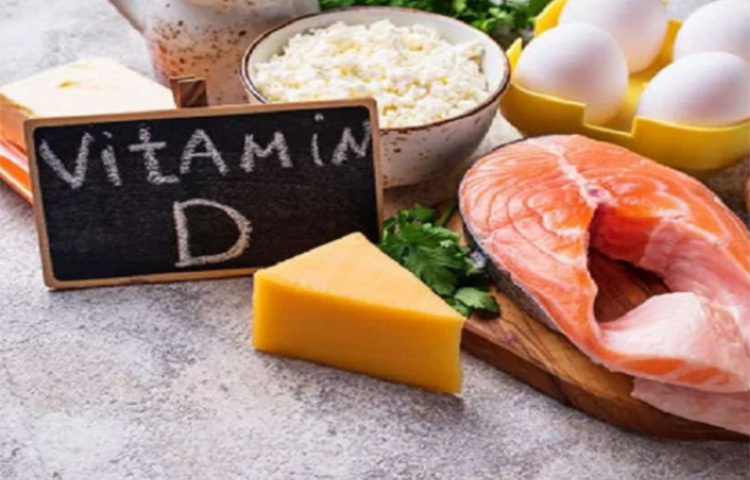 হাড়ে ব্যথা হলে বা একটু ভারি কাজ করলে শরীর ব্যথা হলে বুঝবেন আপনার শরীরে ভিটামিন ডি এবং ক্যালসিয়ামের ঘাটতি দেখা দিয়েছে। আর এই দুটো কম হলেই অস্টিওপোরোসিসের মতো সমস্যা দেখা দিতে পারে। সূর্যালোক থেকে যদিও ভিটামিন ডি আমাদের শরীরে প্রবেশ করে, কিন্তু সেটুকুই যথেষ্ট নয়। ছবি: সংগৃহীত