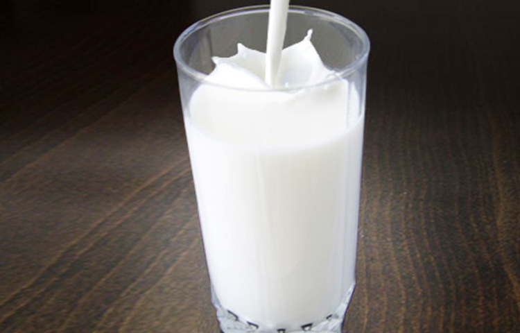 শরীরে ক্যালসিয়ামের ঘাটতি মিটিয়ে হাড়ের ঘনত্ব বা বোন ডেনসিটি বাড়ানোয় দুধের জুড়ি নেই। তাছাড়া দুগ্ধজাত অন্যান্য জিনিস যেমন ঘি, ছানা এগুলোও ভালো। তবে আপনি যদি ল্যাকটোজেন ইনটলারেন্ট হন, অর্থাৎ, আপনার দুধে অ্যালার্জি থাকলে ডাক্তারের পরামর্শ নেবেন। ছবি: সংগৃহীত