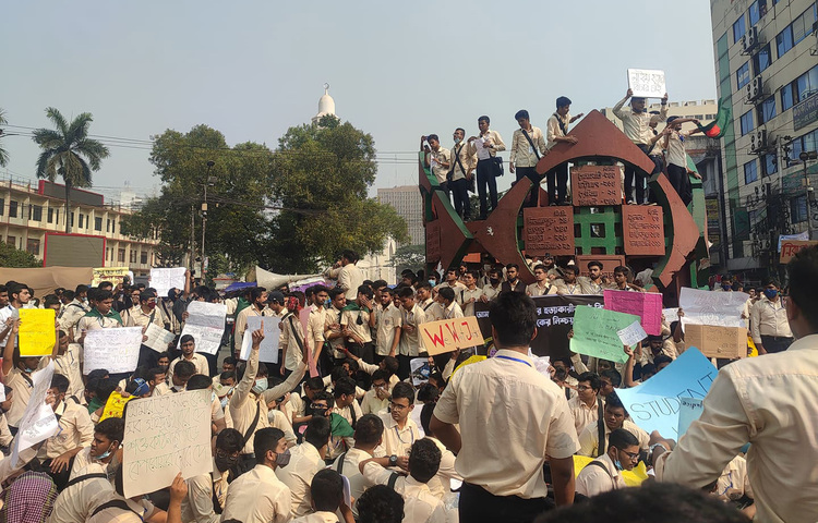 গুলিস্তানের জিরো পয়েন্টে বিক্ষোভ করছে শিক্ষার্থীরা। ছবি: মাহবুব আলম