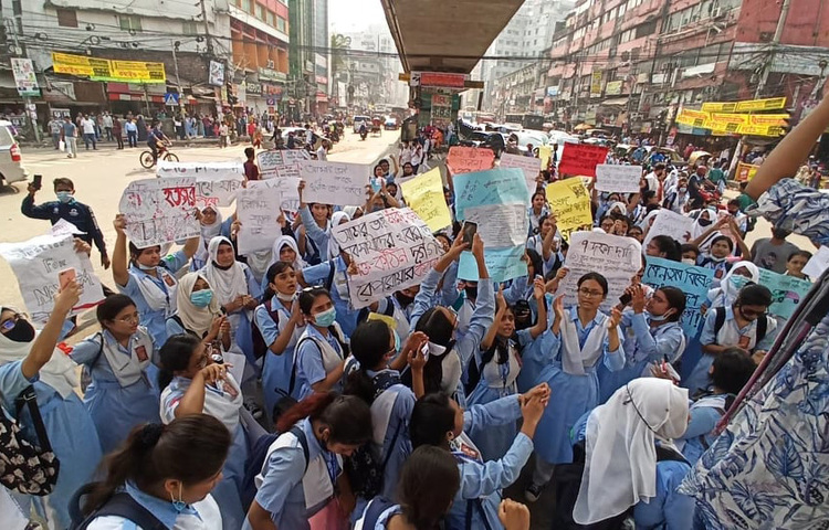 ফার্মাগেটের ব্যস্ত সড়কের যান চলাচল বন্ধ করে দেয় শিক্ষার্থীরা। ছবি: মাহবুব আলম