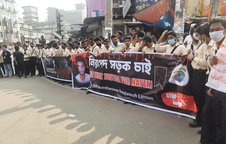 শিক্ষার্থীদের দাবি, নিরাপদ সড়কের নিশ্চয়তা, গণপরিবহনে হাফ ভাড়া কার্যকর ও সড়ক দুর্ঘটনায় সহপাঠী নিহতের ঘটনায় জড়িতদের বিচার নিশ্চিত করা হোক। ছবি: মাহবুব আলম