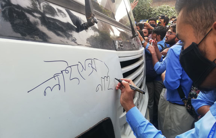 আজ সকাল থেকেই বিক্ষুব্ধ শিক্ষার্থীদের ¯েøাগানে মুখর হয়ে উঠে রাজধানীর রাজপথ। রাস্তা দখল করে তারা অবরোধ করায় রাজধানীর বিভিন্ন এলাকায় প্রচÐ যানজটের সৃষ্টি হয়। এসময় বিভিন্ন সড়কে যানবাহন আটকে গাড়ির প্রয়োজনীয় কাগজপত্র রয়েছে কি না তা দেখতে চান শিক্ষার্থীরা। ছবি: মাহবুব আলম