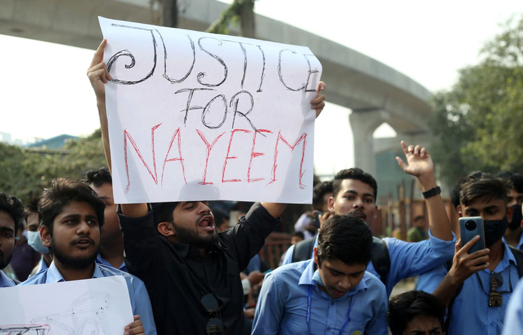 বিক্ষোভ প্রদর্শন করছেন শিক্ষার্থীরা। ছবি: মাহবুব আলম