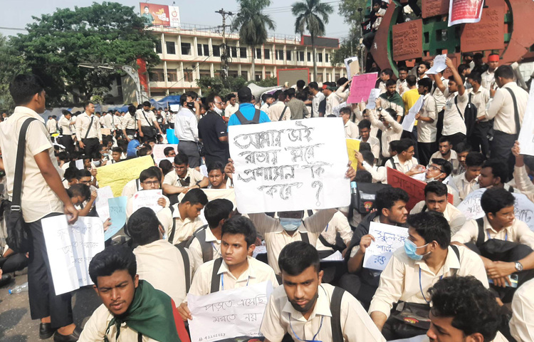 অন্যদিকে শিক্ষার্থীদের হাফ ভাড়া কার্যকরে আদালতে রিট আবেদন করা হয়েছে। আজ রিটের শুনানির দিন ধার্য রয়েছে। ছবি: মাহবুব আলম