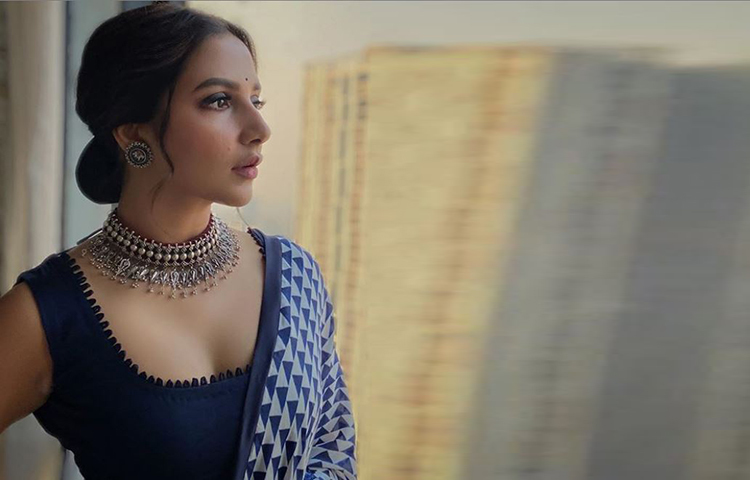 চলছে শুভশ্রীর ‘ধর্মযুদ্ধ’ ছবির শুটিং। তার মাঝেই সময় বের করে নতুন করে ফটোশুট করলেন শুভশ্রী।