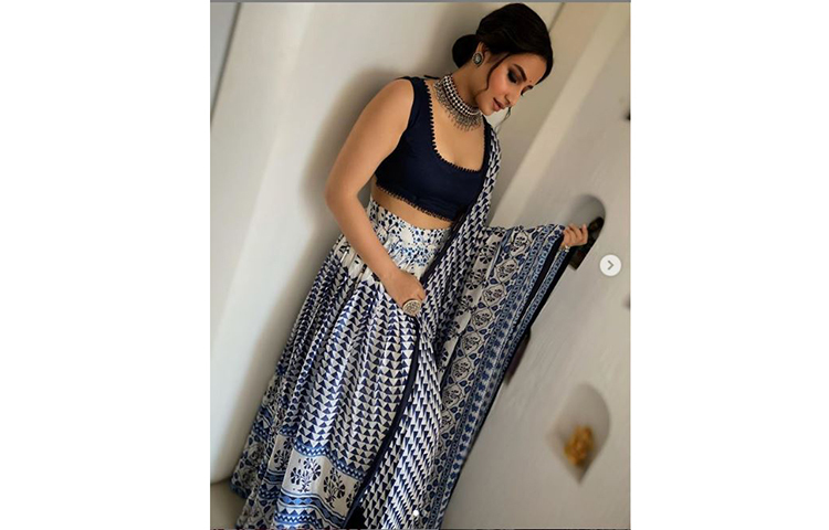 গাঢ় নীল রঙের ওই লেহেঙ্গার সঙ্গে মানাসই সাজে ক্যামেরার সামনে হাজির হন রাজ-ঘরণী।