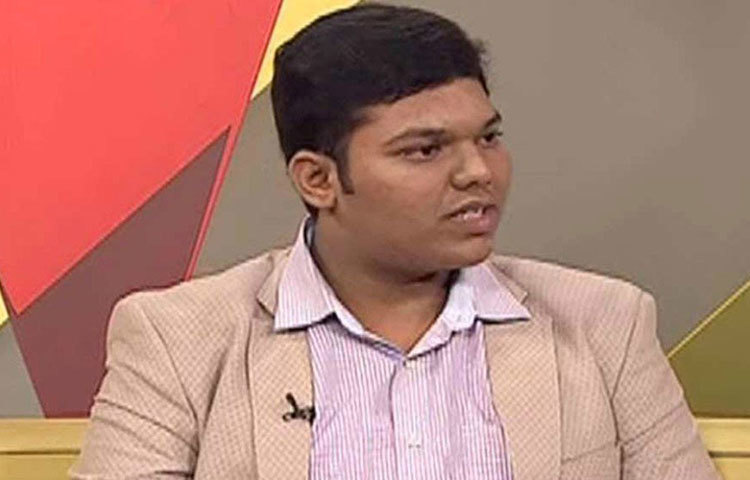 অর্জুনের মা আন্তর্জাতিক ওষুধের ব্যবসার সঙ্গে যুক্ত। মায়ের সঙ্গে ছোটবেলায় বহুবার বিদেশ সফর করেছে অর্জুন। জরুরি কাজ হলেও, ছেলেকে সঙ্গে নিয়ে যেতে হত তার মাকে।