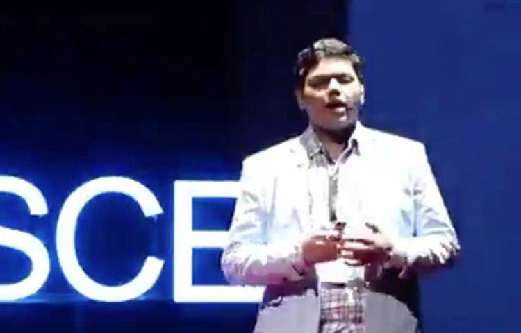 অর্জুন ছোট থেকেই অবাক হয়ে দেখছেন, বিদেশের তুলনায় তার নিজের দেশে ওষুধের দাম বেশি। কারণ হিসেবে মায়ের কাছে শুনলেন, ওষুধ ব্র্যান্ডেড হয়ে যাওয়ার ফলেই বহুমূল্য হয়ে পড়ে।