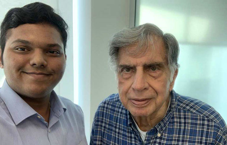 অর্জুনের উদ্যোগের পোশাকি নাম ‘জেনেরিক আধার’। তাঁর এই রিটেল চেইনে বৃহস্পতিবার লগ্নি করলেন রতন টাটা। তিনি ওই সংস্থার ৫০ শতাংশ শেয়ার কিনেছেন বলে জানা গিয়েছে।