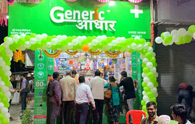 শুধু তাই নয়। দামও কম থাকে। ওষুধের মতো অত্যাবশ্যকীয় পণ্য সুলভ মূল্যে দেশবাসীর কাছে পৌঁছতে পারছে এই উদ্যোগের ফলে।